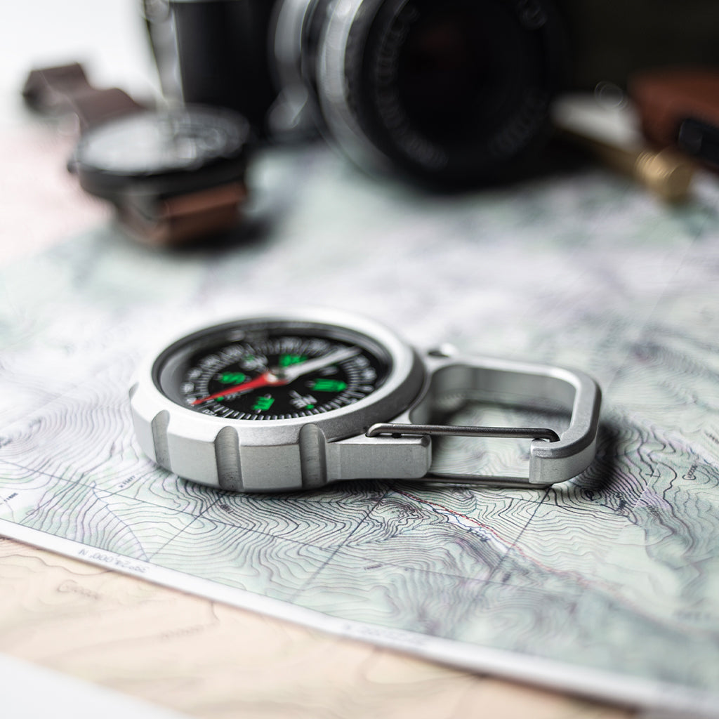 Dango Compass XL bussola alluminio Jet Black con moschettone