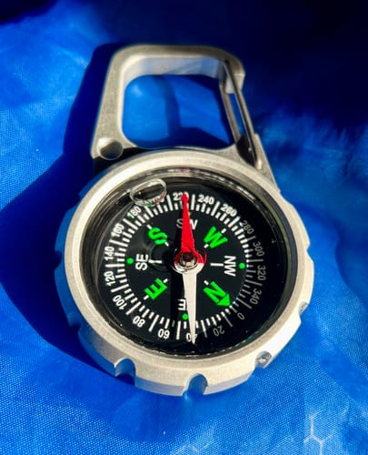 Dango Compass XL bussola alluminio Jet Black con moschettone